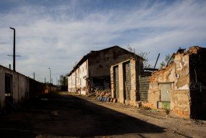 Lihovar před rekonstrukcí - rozbitá vývěsní cedule s nápisem LIHOVAR doslova vypovídalo o rozkladu místa v čase (Transformace Lihovaru Smíchov; Black n´ Arch)