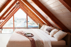 Z ložnice je výhled ven i dolu do obývacího pokoje. (Tak design, byt pod Ještědem)