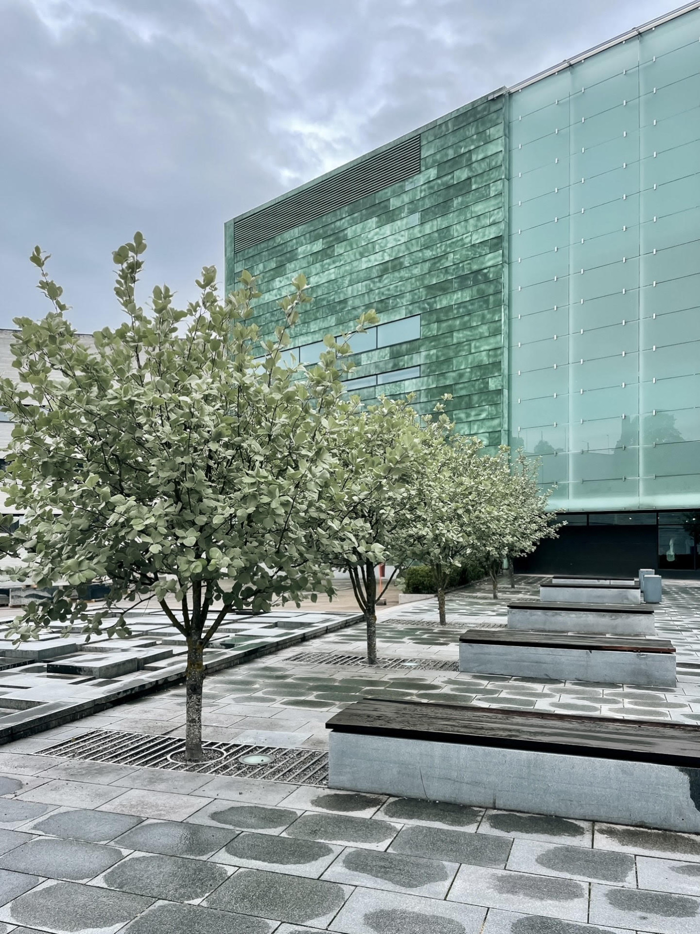 KUMU vzniklo podle projektu finského architekta Pekka Vapaavuori, který zvítězil v architektonické soutěži mezi více než dvěma sty návrhy. Soutěž proběhla v roce 1994, dokončeno bylo až v roce 2006.