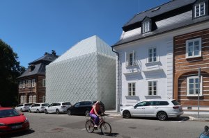 Skleněný dům firmy Lasvit v Novém Boru, Jiří Opočenský, Štěpán Valouch, David Balajka, Vojtěch Kratochvíl / ov-architekti.