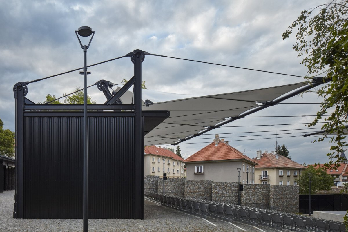 Letní kino Prachatice, Mimosa Architekti: Areál letního kina nově doplnily tři objekty z černého vlnitého plechu