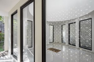 Interiér modlitebny (De Residence Pangandaran, Erik Petrus)