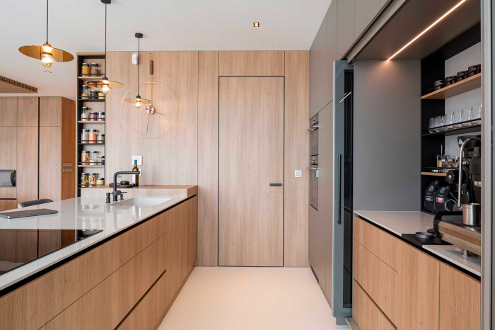 Otočné dveře MASTER ve skryté zárubni a obkladu stěny EFEKTA