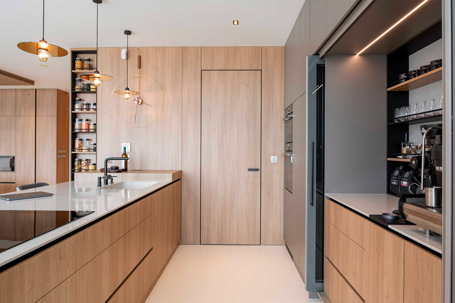 Otočné dveře MASTER ve skryté zárubni a obkladu stěny EFEKTA