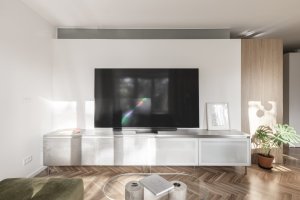 Stejně jako TV soustava (Rekonstrukce bratislavského panelového bytu; Abrama architekti)