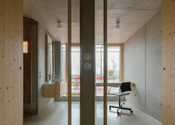 Koupelna a pracovna (Víkendový dům nad přehradou, NOIZ architekti)