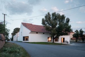 Komunitní centrum sousedí s hospodou, která byla v roce 2018 zrekonstruována podle návrhu architektů dnes formujících ateliér bod architekti. - Komunitní centrum v Máslovicích od bod architekti