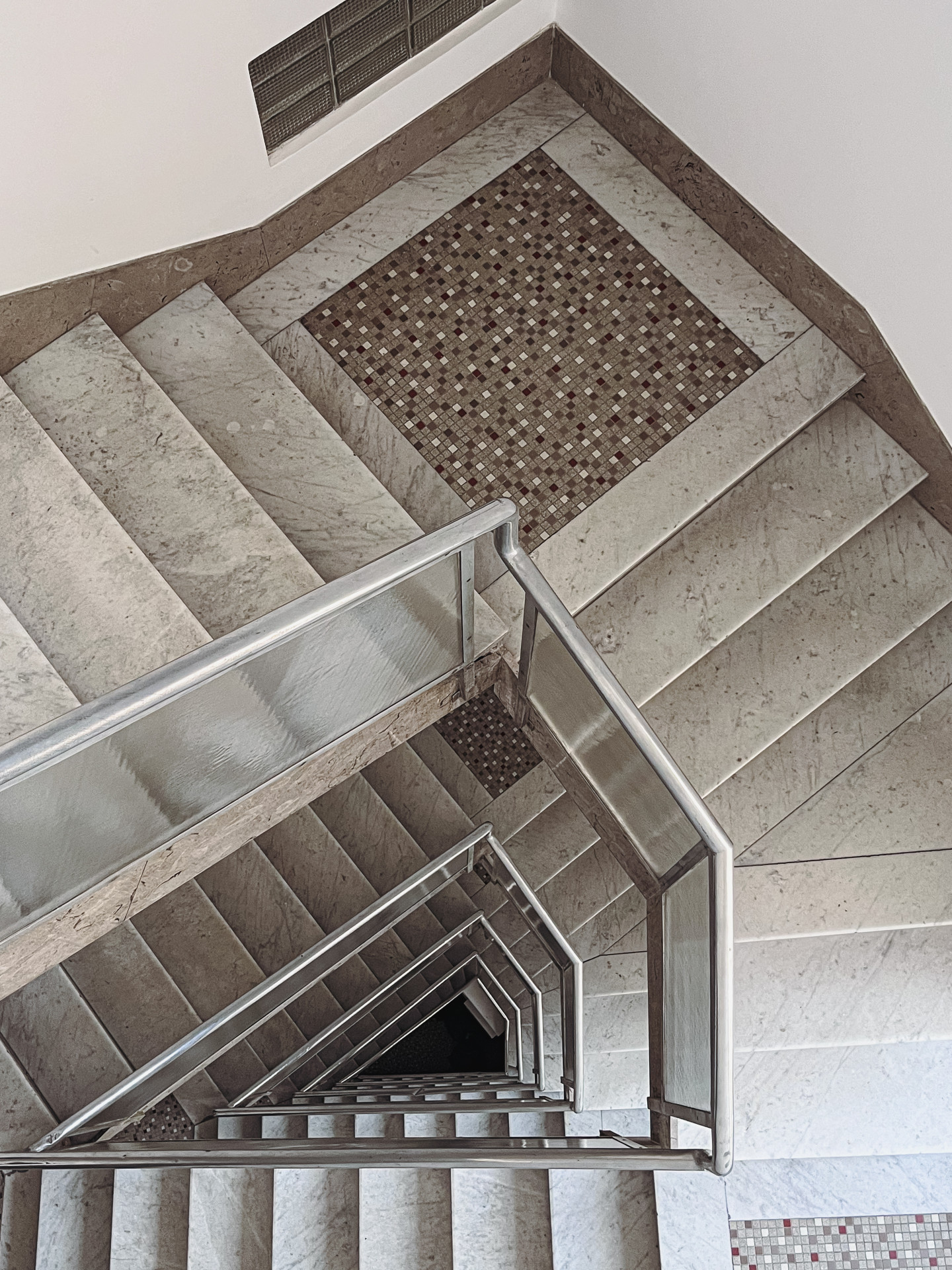 Je to příležitost objevit tento málo zmapovaný a známý fragment pražské architektonické historie. 

NA FOTOGRAFII: Jaroslav Vančura, Nájemní a obchodní dům, 1935-1939, Vinohrady