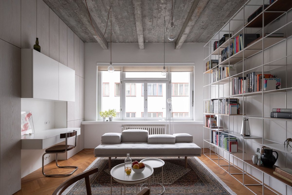 Původní prvky doplnila nová vrstva, převážně bílá barva a dub. (Rekonstrukce funkcionalistického bytu v Praze, architekt Martin Čeněk)