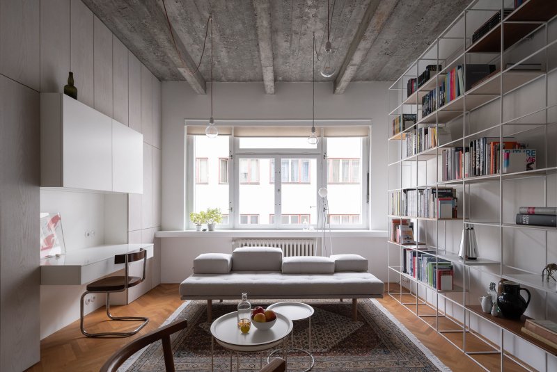 Původní prvky doplnila nová vrstva, převážně bílá barva a dub. (Rekonstrukce funkcionalistického bytu v Praze, architekt Martin Čeněk)