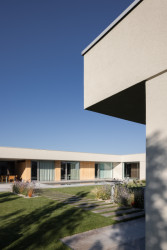 Oproti rodinnému domu se nachází zahradní domek