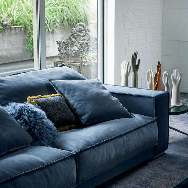 Pohovku Budapest Soft navrhla pro značku Baxter italská architektka a designérka Paola Navone.