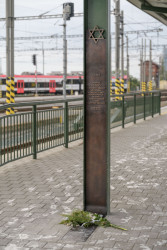 V transportech zahynulo celkem 10080 Židů z Brna a okolí. (Památník zmizelých, atelier RAW)