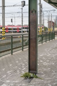 V transportech zahynulo celkem 10080 Židů z Brna a okolí. (Památník zmizelých, atelier RAW)
