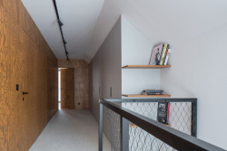 V pokojích vládne bílá barva, dřevo a černé detaily. (Zapomenutá stodola, Karnet architekti)