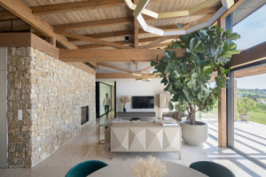 Pohled do hlavního obytného prosotru (Villa VICUS v Nitře; sebastian nagy architects)