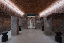 Nově vzniklé wellness umístěné v historických sklepních prostorách (Villa Fitz v Rokycanech, Luni architekti)