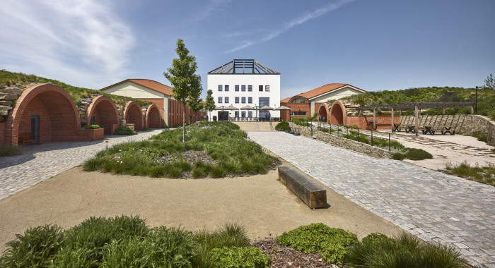 Jakub Cigler Architekti proměnili bývalý areál JZD na zážitkové vinařství s ubytováním