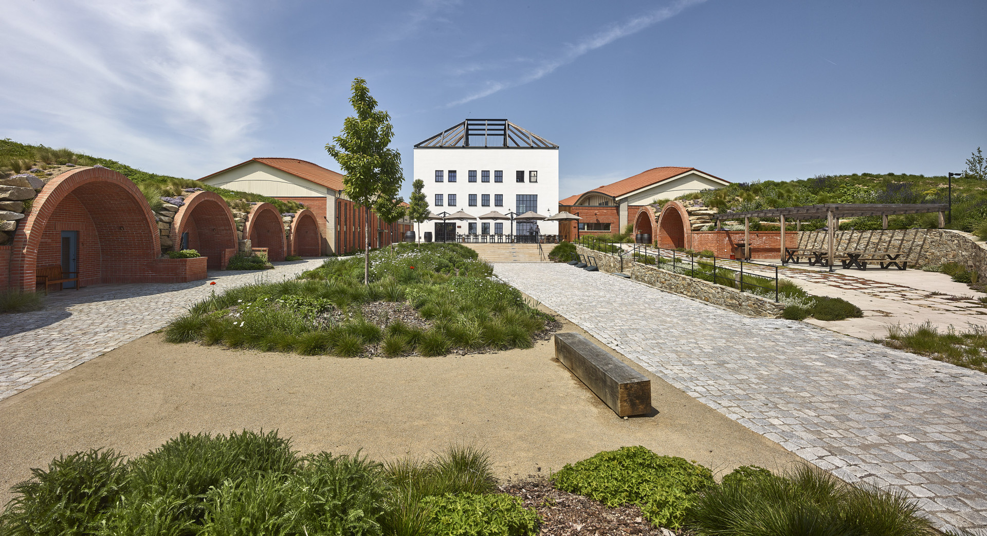 Jakub Cigler Architekti proměnili bývalý areál JZD na zážitkové vinařství s ubytováním