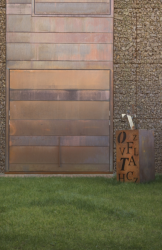 Šest řadovek ve starobyle stodole v Sesto San Giovanni