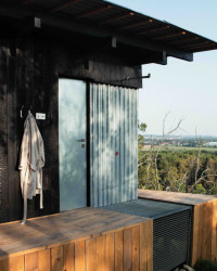 Chata Veritas se nachází na konci vinice.