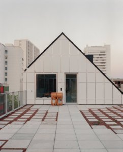 Na střeše se nachází čtvrtá typologie. V malém domečku je bydlení pro hostující umělce. (Komunitní bydlení v bývalé industriální zóně; Clauss Kahl Merz Atelier)
