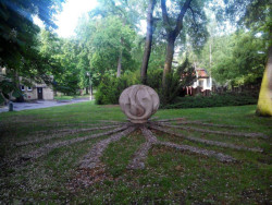 Plastika Strom (1984) v sadech Československé armády v Chomutově