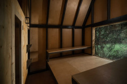 Součástí malé útulny je také relaxační zóna. 