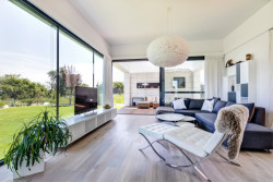 Ateliér MOLNÁR-PERÁČEK navrhli nízkoenergetická rodinný dům u Prahy