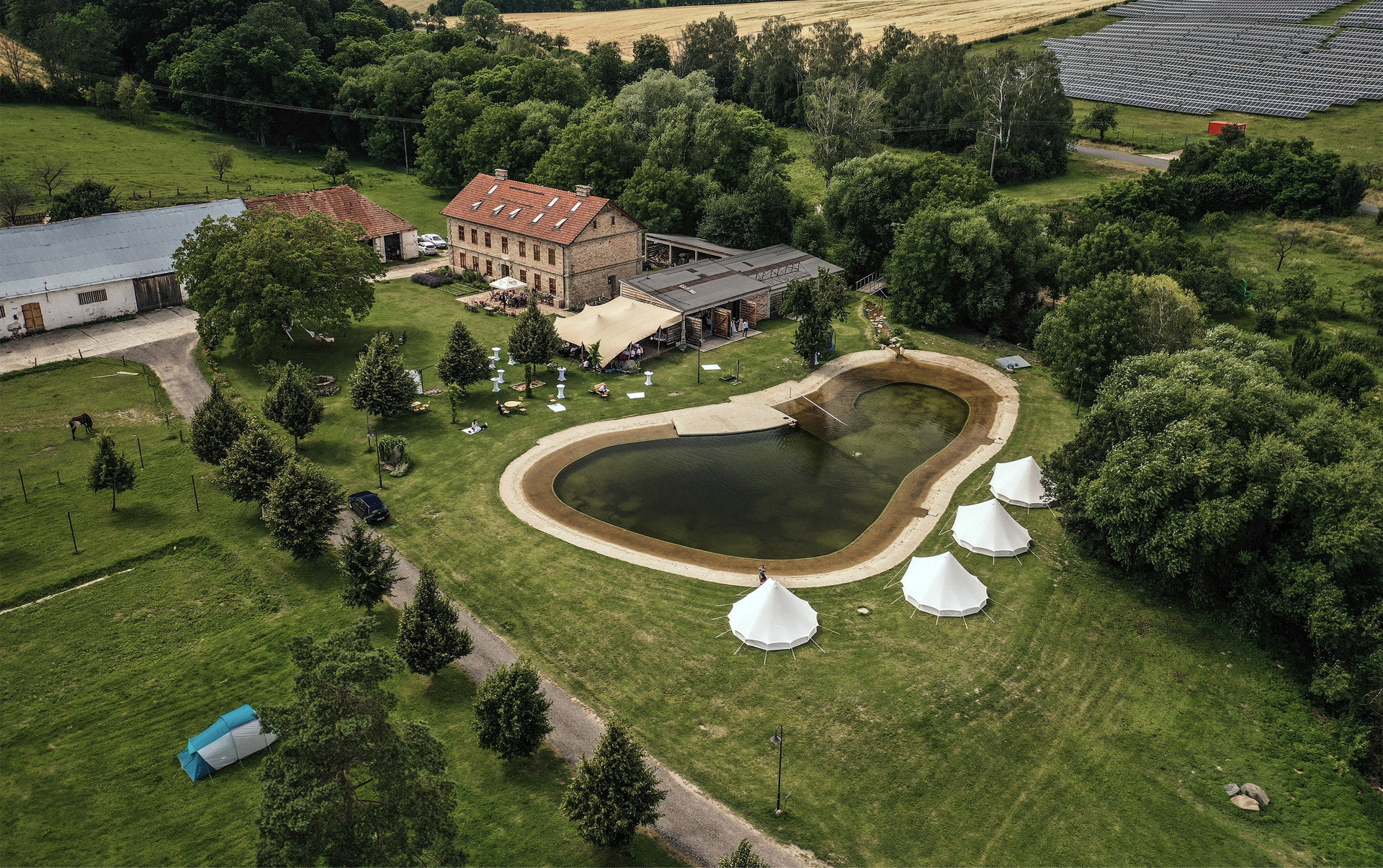 Multifunkční agroturistický areál Dvůr Honětice se nachází u Kroměříže. V letních měsících je zde možné kempovat u přírodního biotopu. Ubytovací možnosti pro svatební hosty jsou široké - k dispozici je penzion s 25 lůžky, chatky pro čtyři osoby a dobrodružnější hosté si mohou postavit vlastní stan.