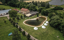 Multifunkční agroturistický areál Dvůr Honětice se nachází u Kroměříže. V letních měsících je zde možné kempovat u přírodního biotopu. Ubytovací možnosti pro svatební hosty jsou široké - k dispozici je penzion s 25 lůžky, chatky pro čtyři osoby a dobrodružnější hosté si mohou postavit vlastní stan.