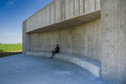 Vodojem s vyhlídkou na Trosky, ZETTE atelier: Betonová "jeskyně" nabízí posezení s výhledem