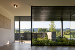 Výhled na Bílé Karpaty přes velká okna (Sídlo a showroom Janošík, Jakub Janošík)