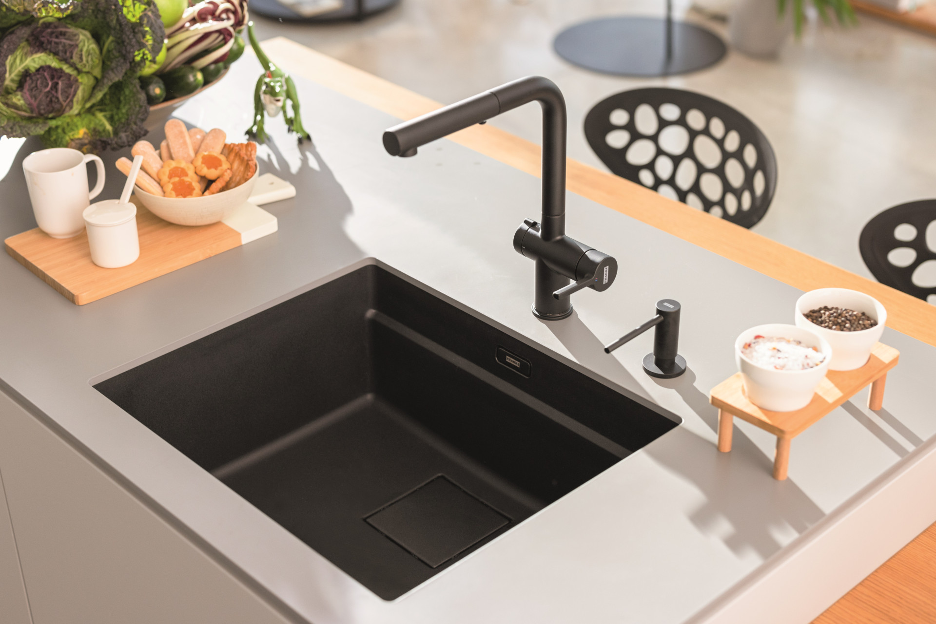 Fragranitový dřez KNG 110-52 v matné černé, baterie s integrovaným ovládáním výpusti FN 5351 ACTIVE TWIST v provedení matná černá a dávkovač saponátu ACTIVE v matném černém provedení