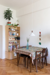 Nábytek v interiéru je vyrobený na míru z březové překližky. (Byt ve Vršovicích, Schwestern)