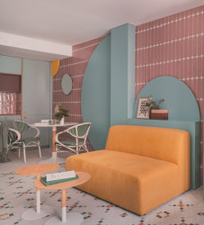 Architekti se snažili dosáhnout originálního interiéru pomocí obyčejných materiálů. (TUR House, OOIIO)