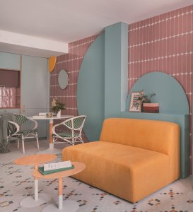 Architekti se snažili dosáhnout originálního interiéru pomocí obyčejných materiálů. (TUR House, OOIIO)