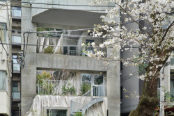 Spodní sdílené prostory, nad nimi patra bytů. (Ryozan Park Green, Akihisa Hirata Architecture Office)