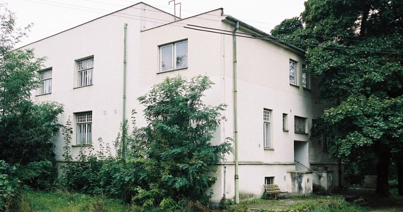 Bauerovu vilu se obci od předchozího majitele podařilo zakoupit až letos. Stavba se má navrátit do původní podoby a poté sloužit jako Loosovo muzeum.&nbsp;Foto Karel Šabata, 2003, zdroj: tugendhat.eu