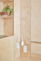 Ateliér Neuhäusl Hunal proměnili žižkovský byt na garsonku se spacím pódiem