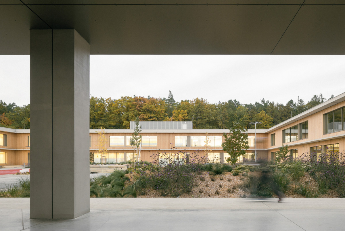 Kus přírody je i ve vnitřním nádvoří. (Nová škola LOŠBATES; SOA architekti)