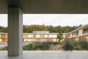 Kus přírody je i ve vnitřním nádvoří. (Nová škola LOŠBATES; SOA architekti)