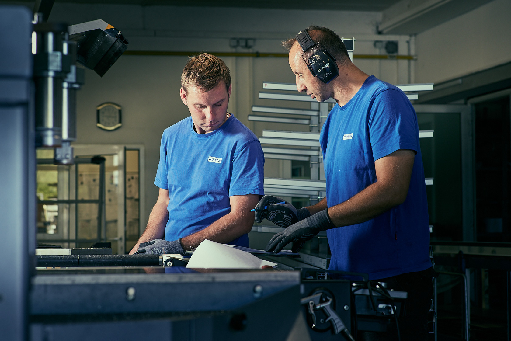 HI okna jsou produktovou značkou společnosti HINTON. Zaměřují se na kompletní dodávku a realizaci hliníkových oken, dveří a fasád