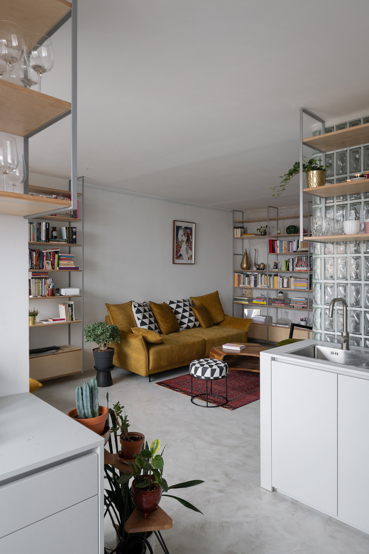 Byt je laděn do neutrálních tónů šedé a bílé