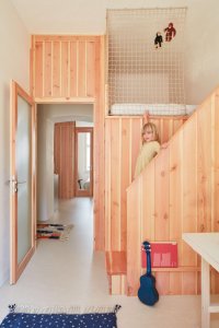 Dětský pokoj s patrem na spaní. (Plus One Architects, byt ve Vršovicích)