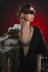 Projekt Red Carpet realizovaný studenty a studentkami Ateliéru designu oděvu a obuvi na Vysoké škole uměleckoprůmyslové v Praze (UMPRUM) - Valerie Vrbová