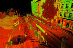 Příklad mračna bodů pořízeného na rušné komunikaci. Je zde vidět mnoho nežádoucích bodů, které vznikly neplánovaným zachycením pohybujících se osob, automobilů a tramvají.