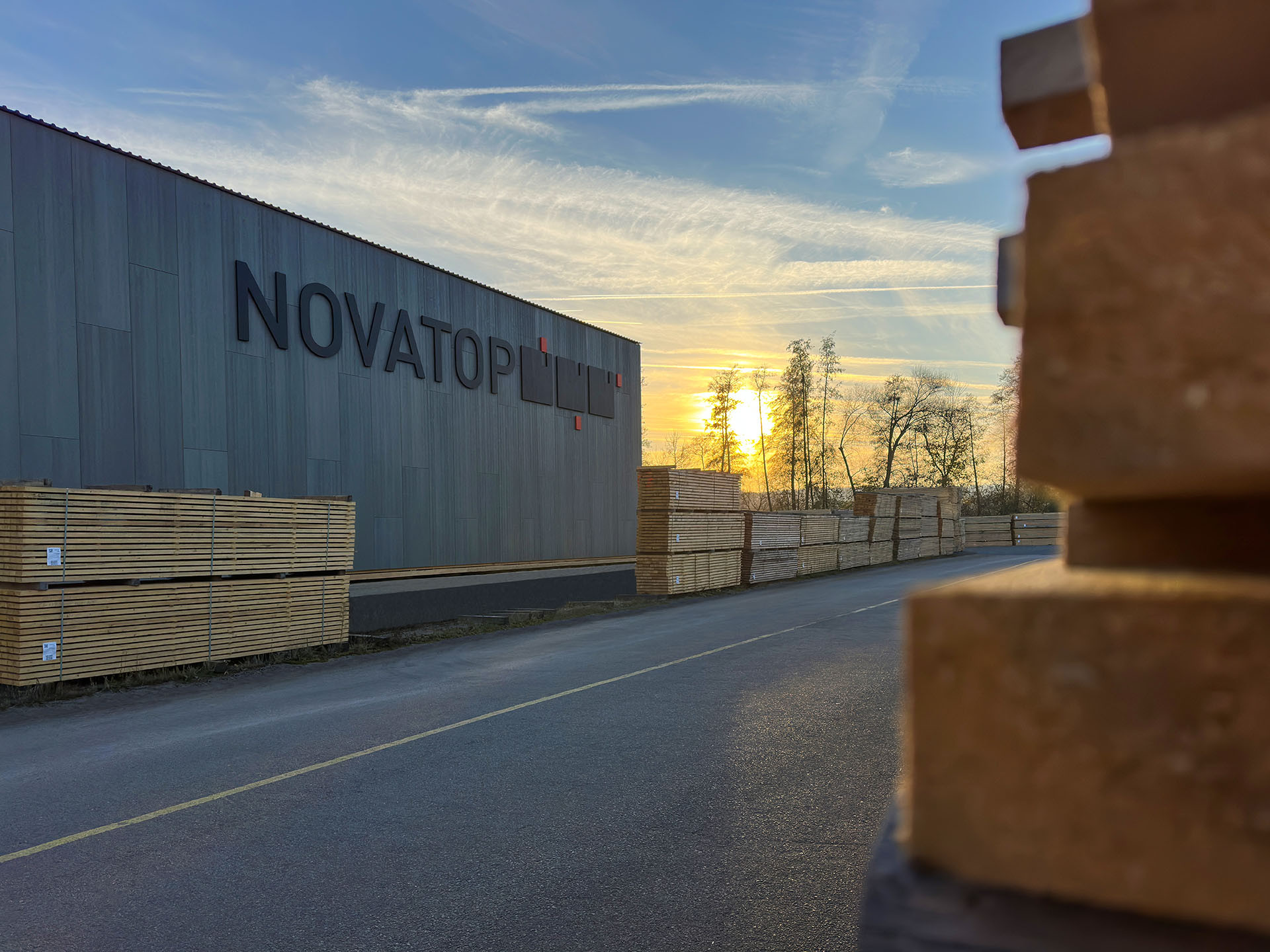 Fasádní desky 1,05 x 5 m jsou montovány vertikálně na tupo s přiznaným kotvením.