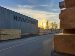 Fasádní desky 1,05 x 5 m jsou montovány vertikálně na tupo s přiznaným kotvením.