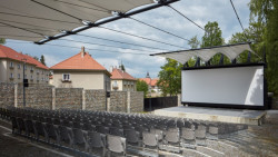 Staré letní kino v Prachaticích je menší a modernější, aby lépe odpovídalo potřebám dnešní doby (rekonstrukce letního kina, Mimosa Architekti, 2022)